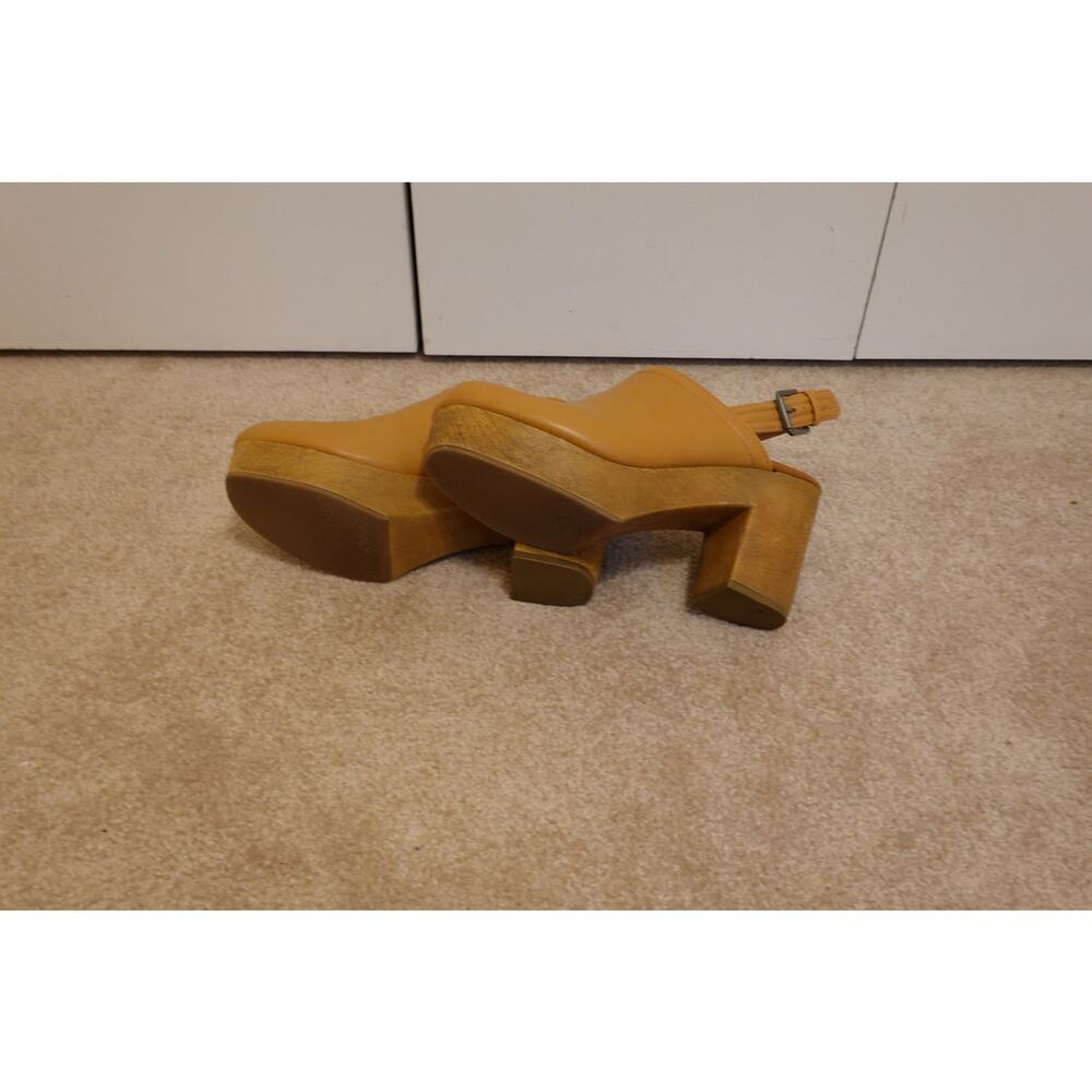 Universal Thread Size 9 Tan Clogs - image 6